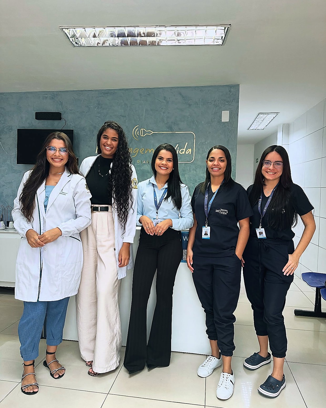 Equipe da clínica reunida na recepção